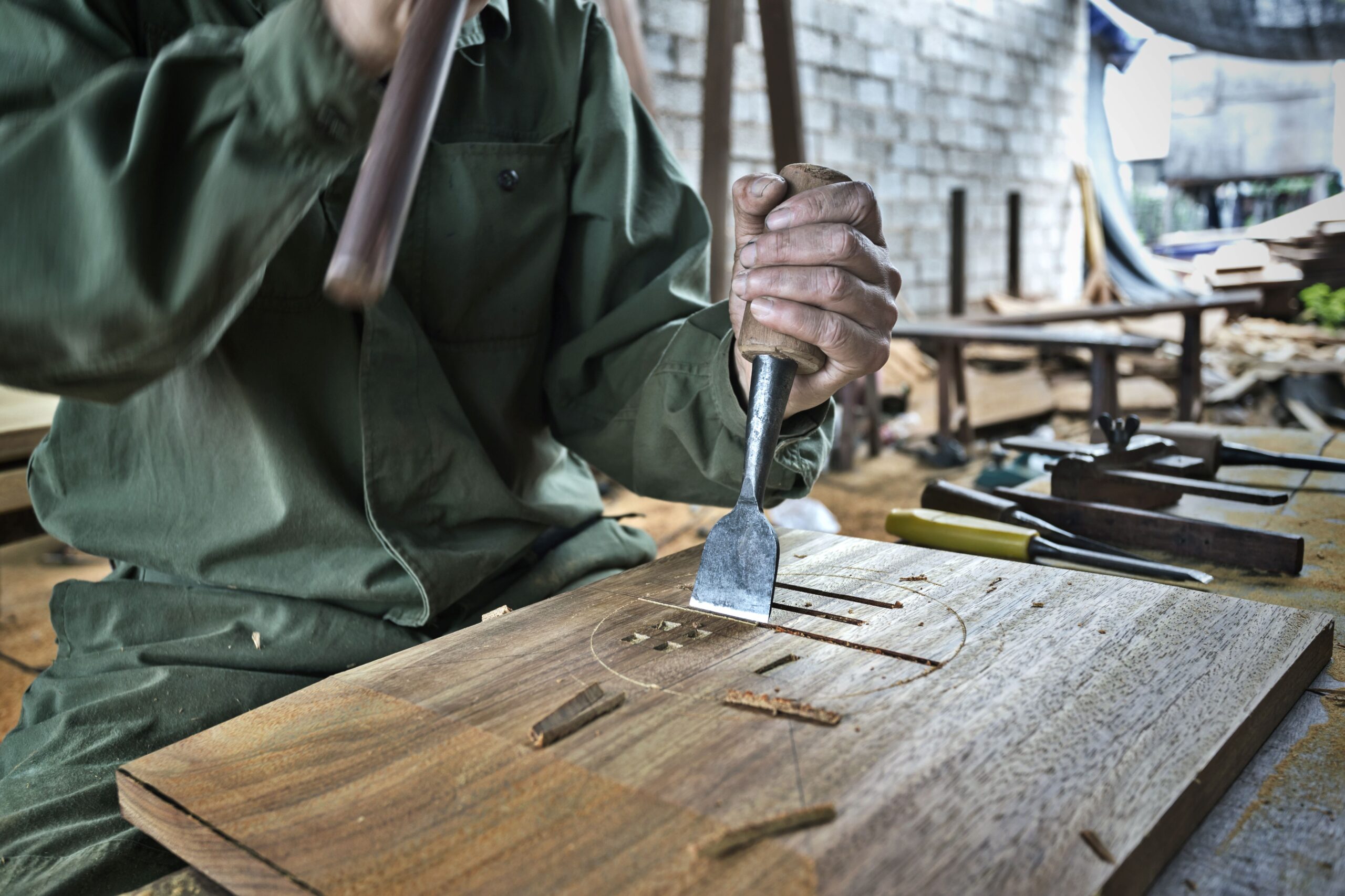 Ein Mann arbeitet an einem Stück Holz 