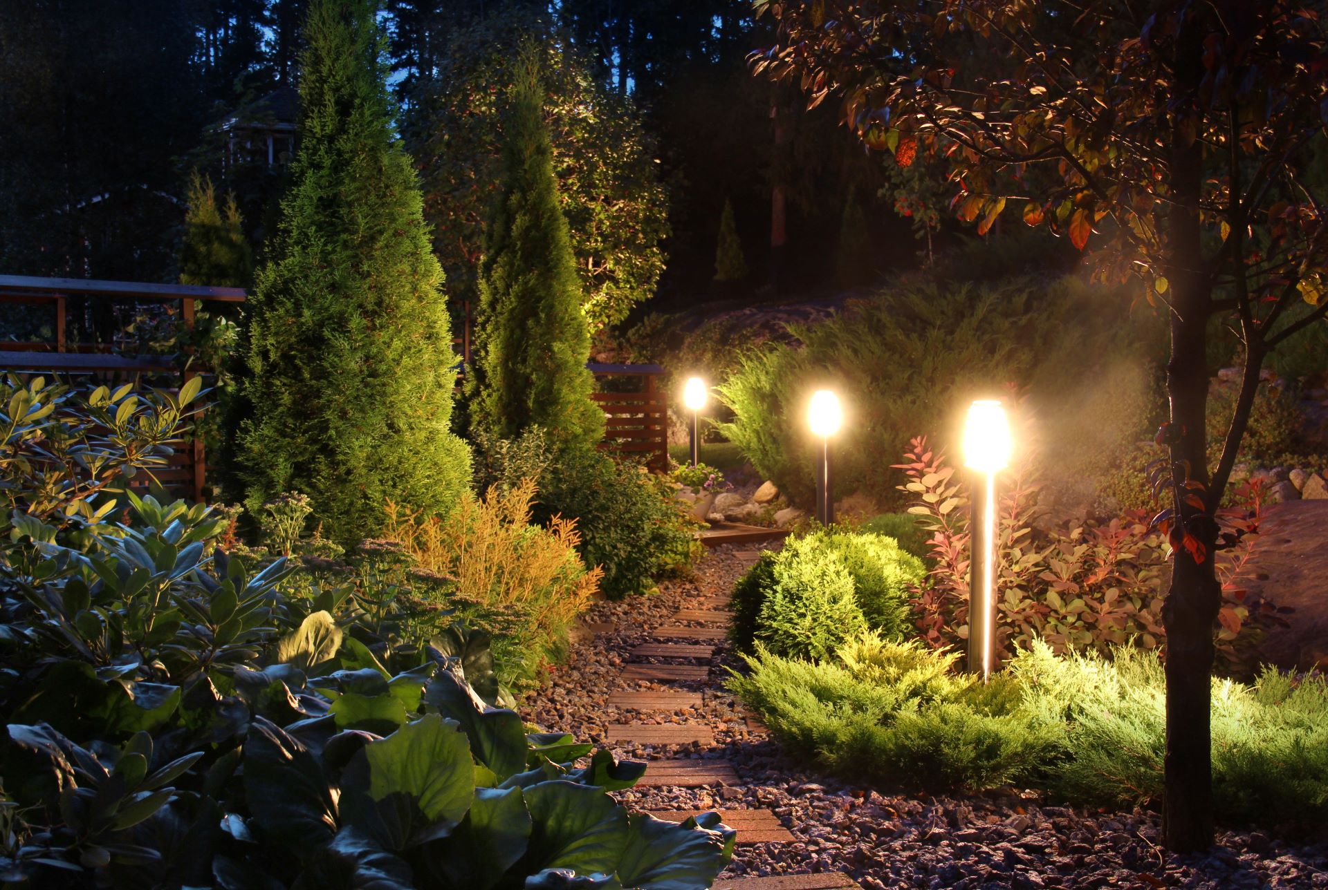 Gartenbeleuchtung bei Nacht mit Metall-Deko