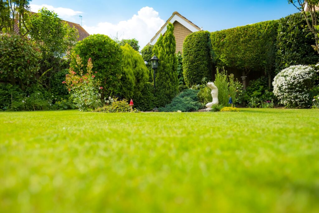 Gepflegter Garten hinter einem Einfamilienhaus in Freiburg