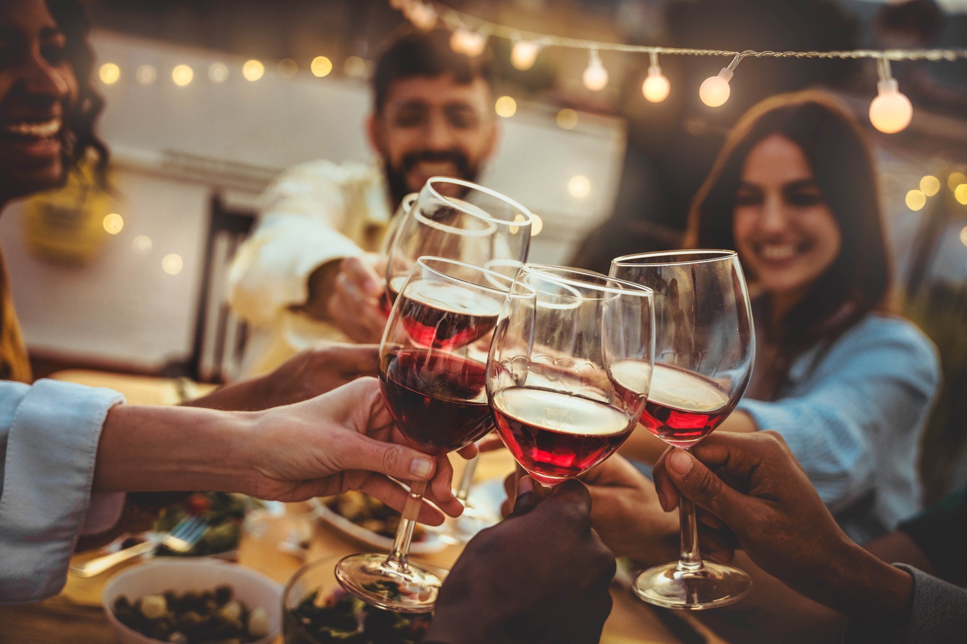 Stehtisch bei Feier mit Wein und Licht
