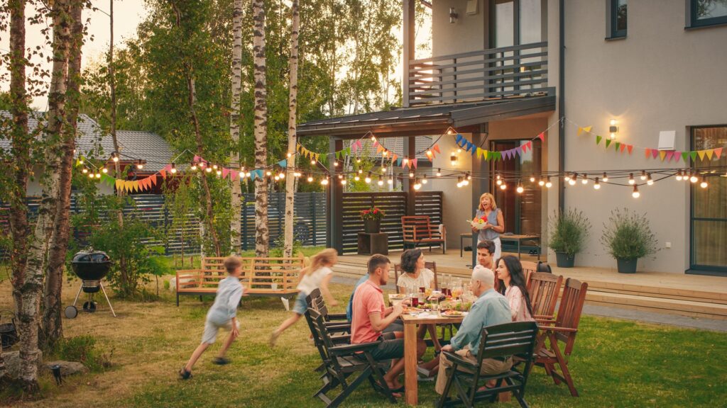 Stehtisch - Gartenfeier im Abendlicht